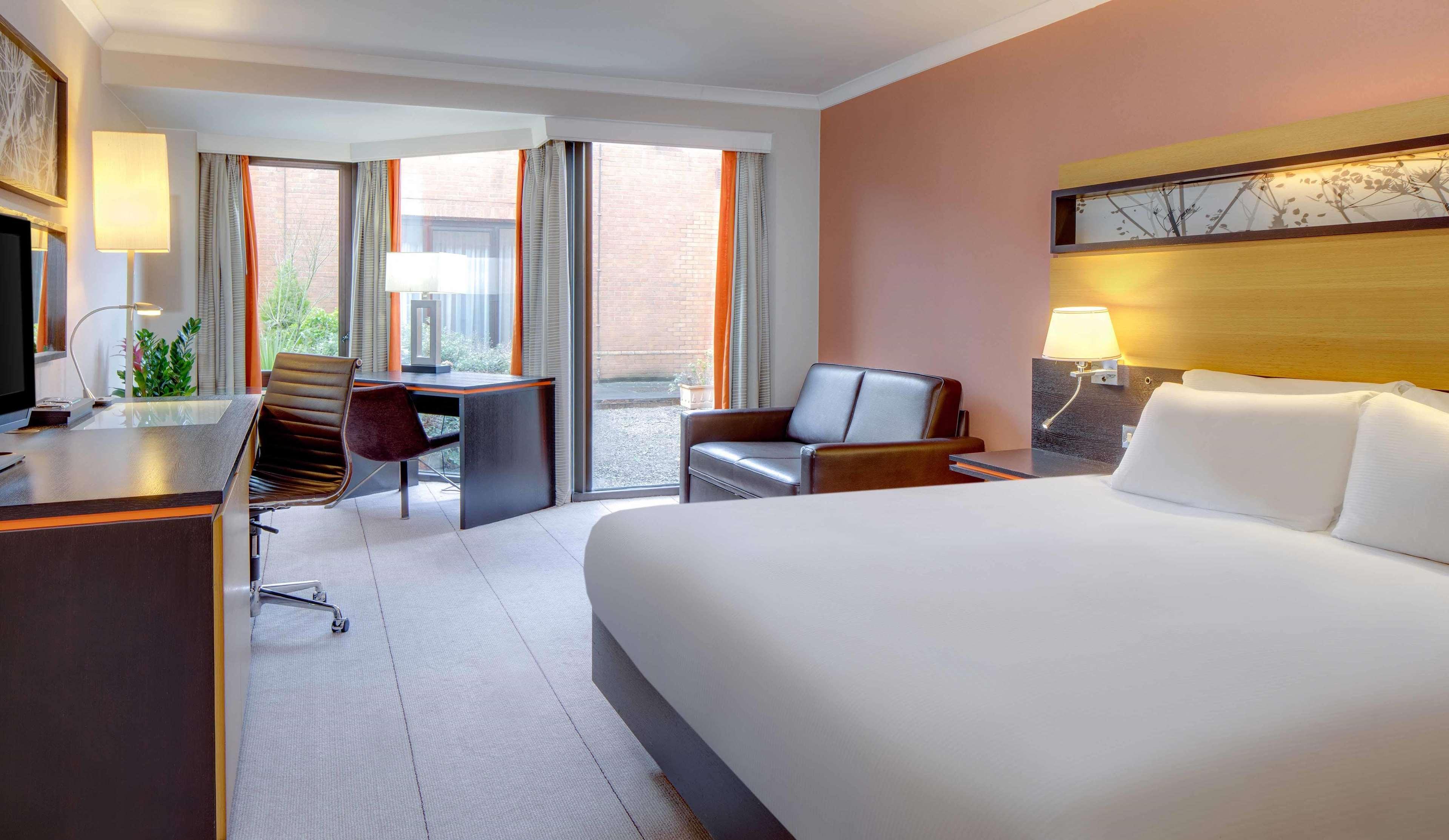 Doubletree By Hilton Manchester Airport Hale  Exterior photo