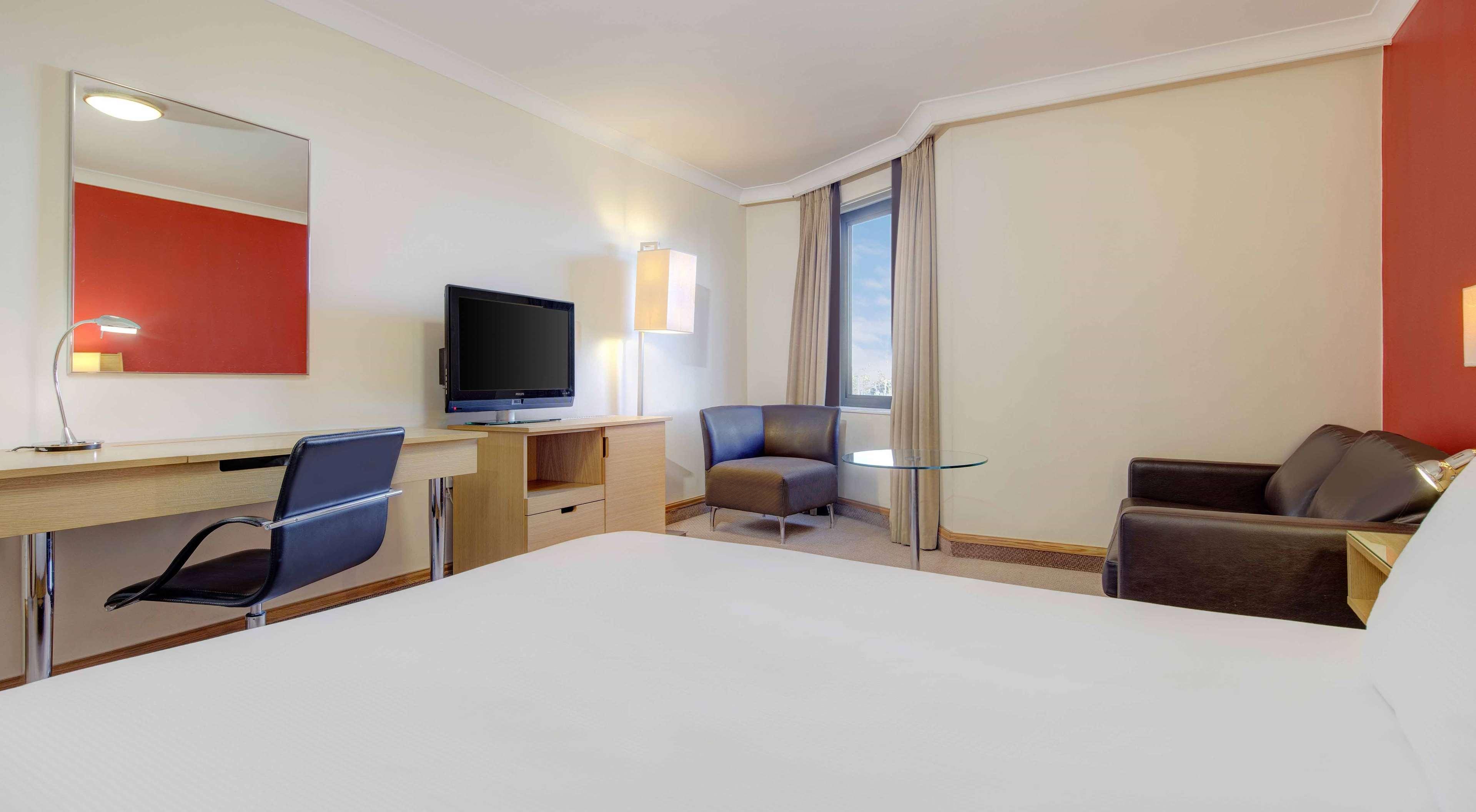 Doubletree By Hilton Manchester Airport Hale  Exterior photo