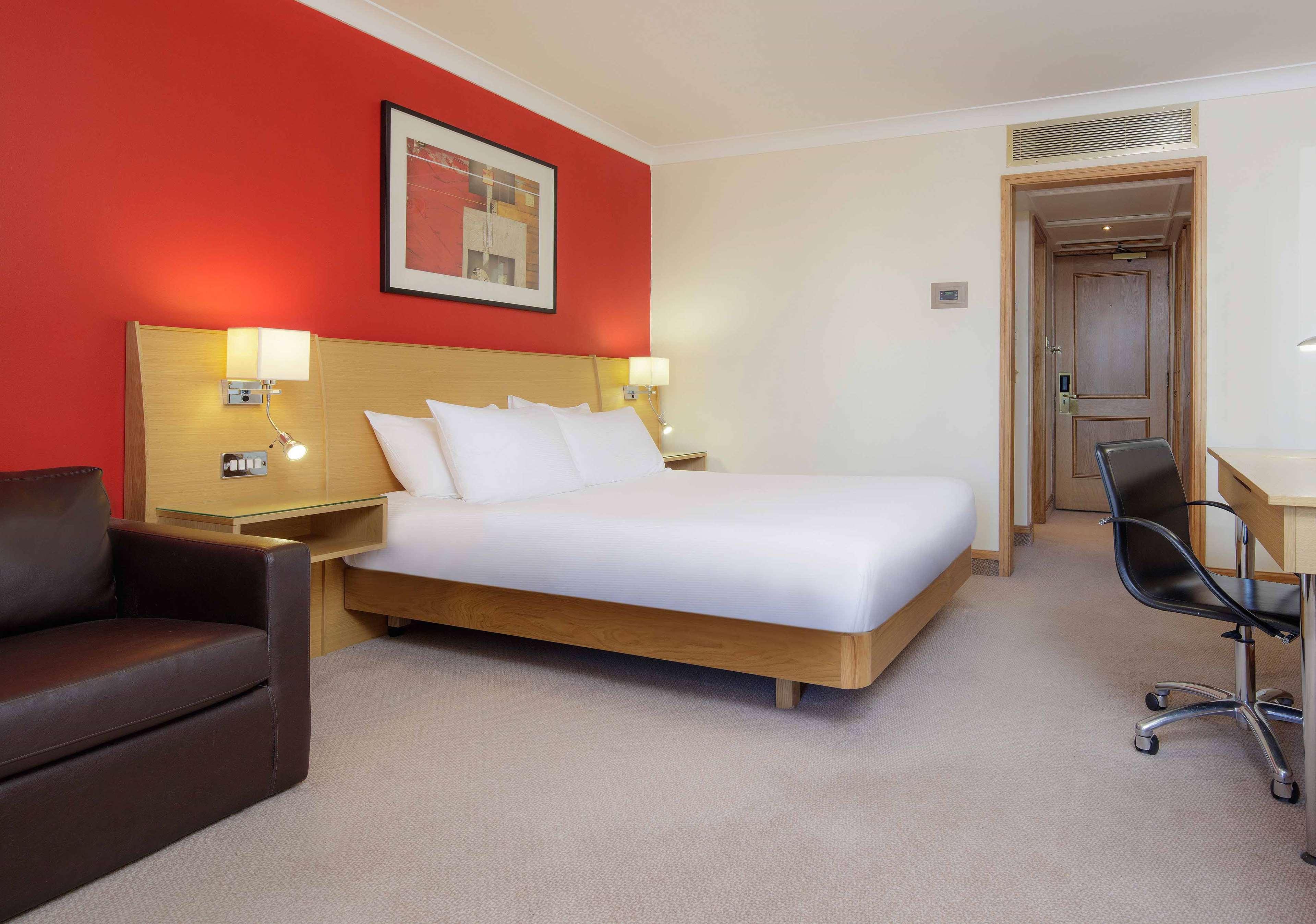 Doubletree By Hilton Manchester Airport Hale  Exterior photo