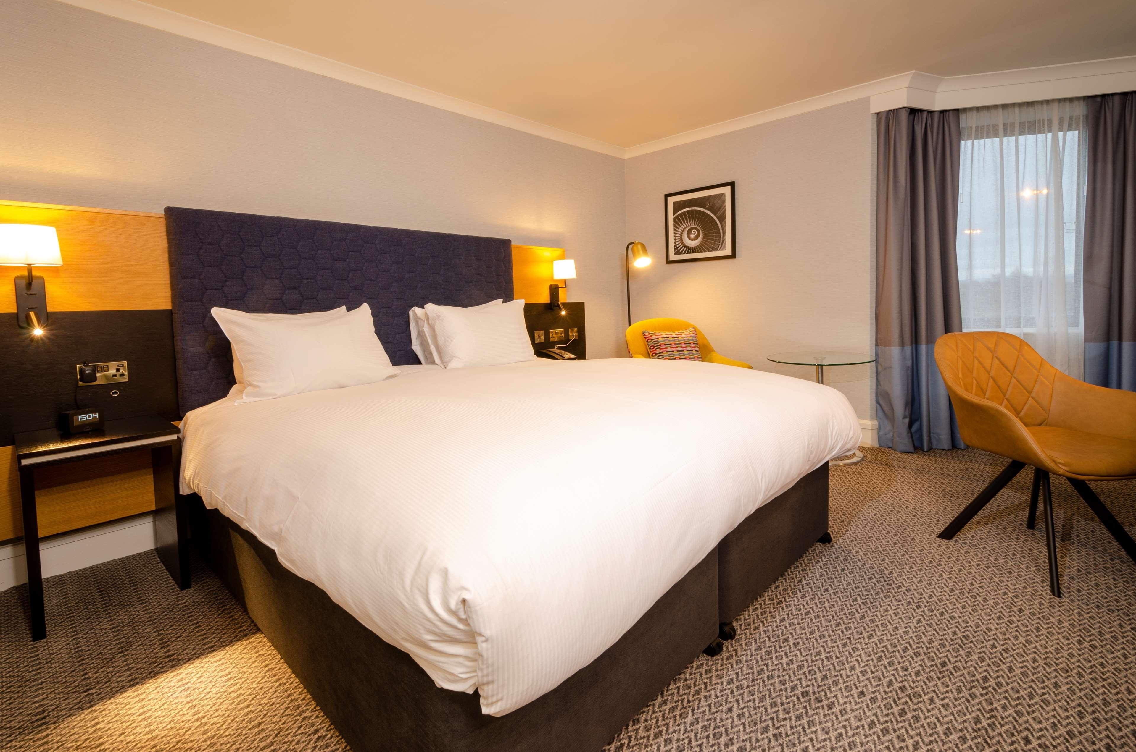 Doubletree By Hilton Manchester Airport Hale  Exterior photo
