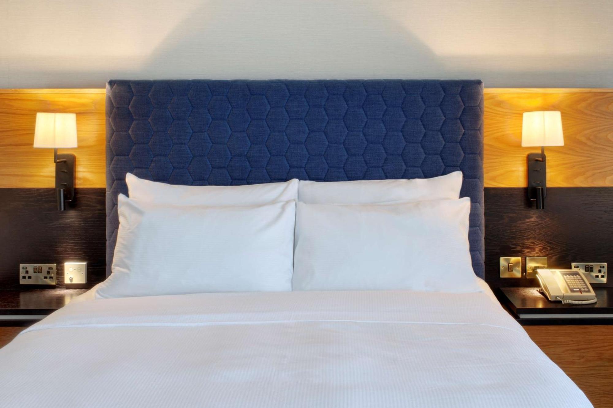 Doubletree By Hilton Manchester Airport Hale  Exterior photo