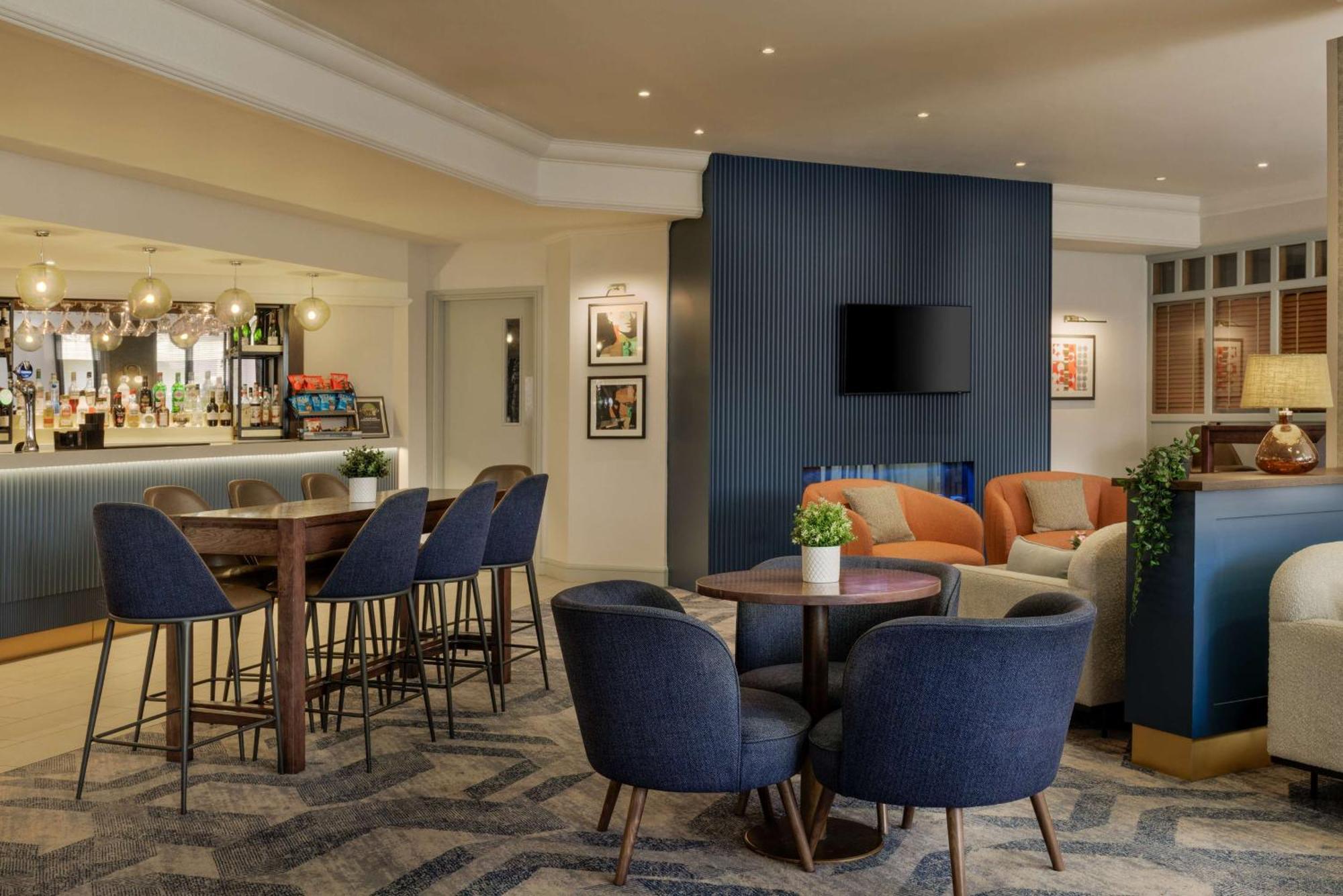 Doubletree By Hilton Manchester Airport Hale  Exterior photo
